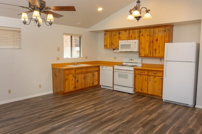 Building Photo - Cozy Home for Rent in Big Bear City