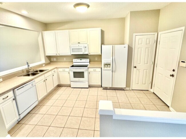 Building Photo - Gorgeous 3/2.5 Gated Townhouse with Water ...