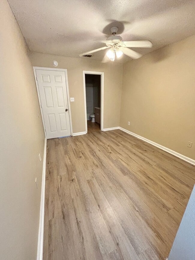 Building Photo - Modern 4BR/4BA Townhouse Near FAMU & North...