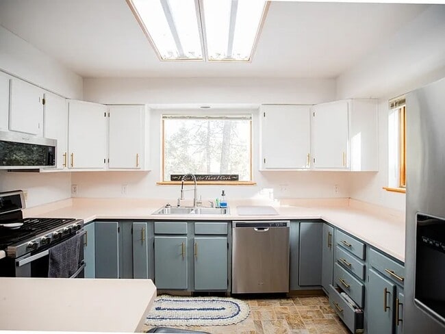 Building Photo - 832 Spring Valley Dr