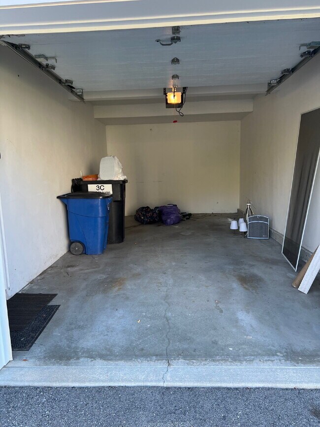 Building Photo - Gorgeous and newly renovated townhouse-sty...