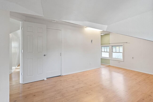 Building Photo - Cute 2-bdrm/2-bath vintage home—Bonus room...