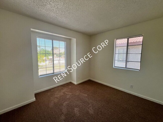 Building Photo - 3 Bedroom Two Story Townhome for Rent in E...