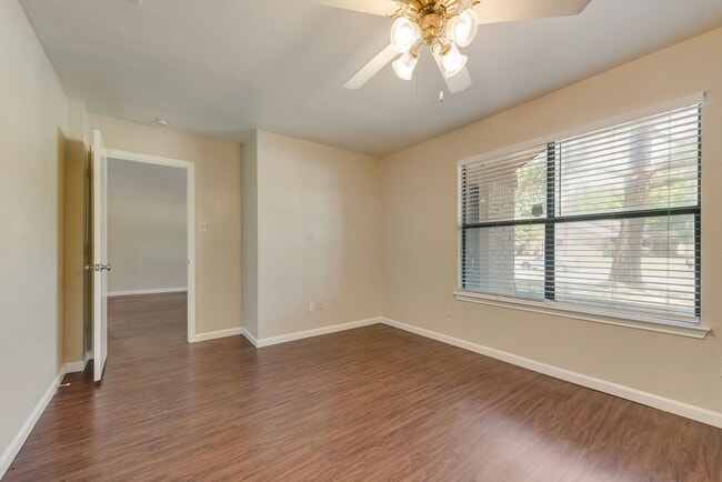Building Photo - 208 E Denton Dr