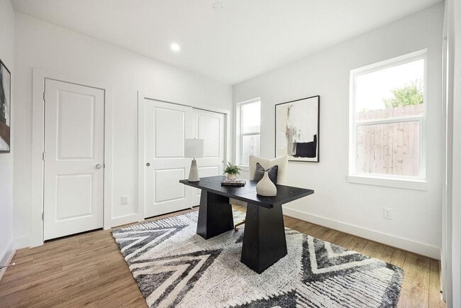 Building Photo - 2121b Hoskins Dr