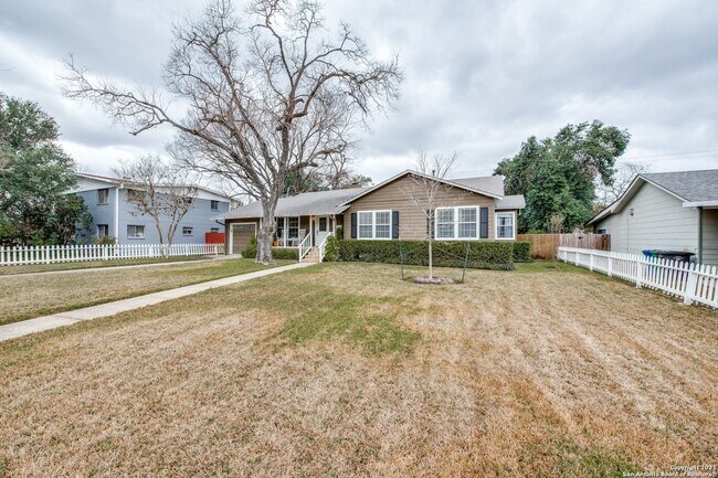 Building Photo - STUNNING 3-BEDROOM HOME WITH POOL IN ALAMO HEIGHTS