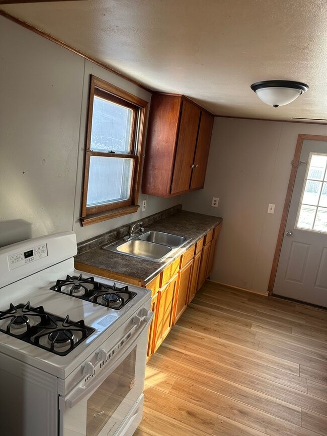 Building Photo - 308 Birdland Dr