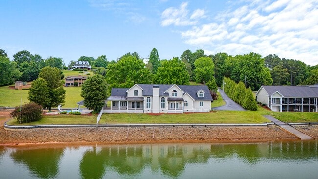 Building Photo - Experience lakefront living at its finest in the heart of East TN