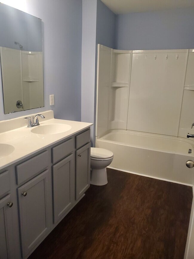 Building Photo - **Available mid January** 4 Bedroom with B...