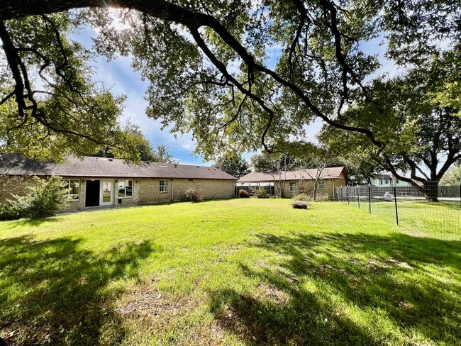 Building Photo - Cute Country Charmer!