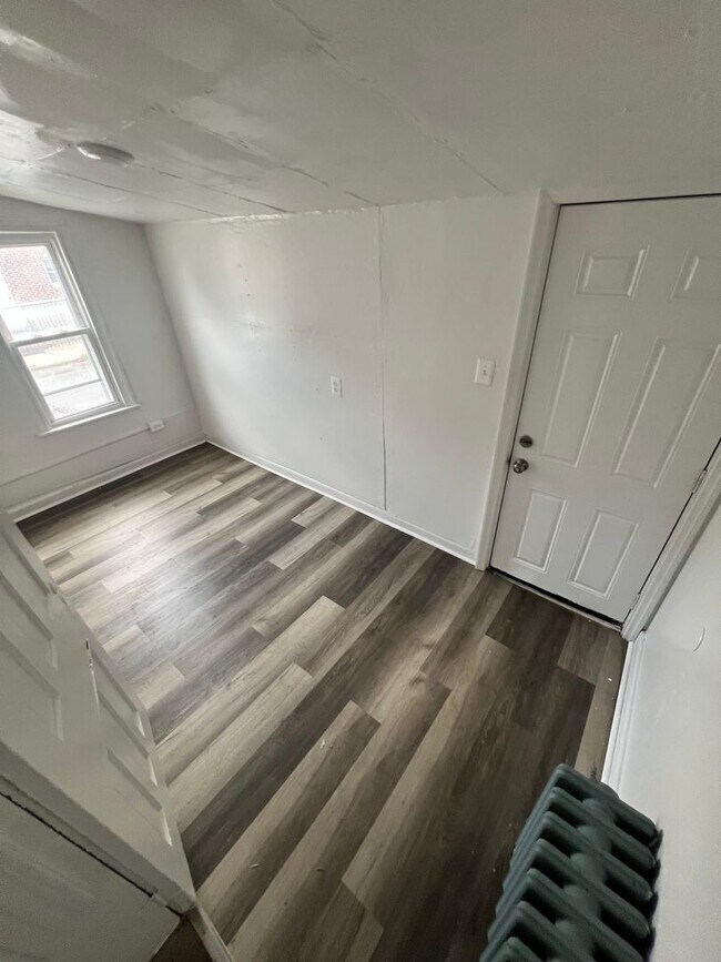 Building Photo - 4 bed 1 bath NEW RENO