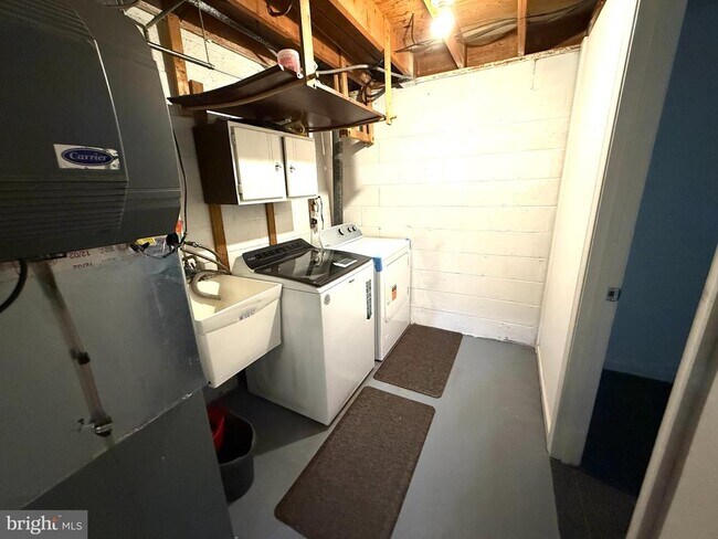 Building Photo - 553 Monet Dr
