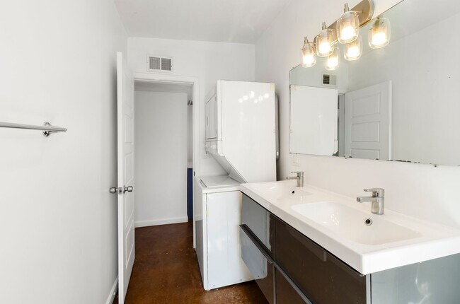 Building Photo - Waverly