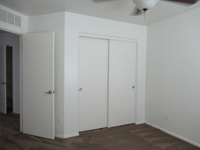 Building Photo - Spacious Home in Gated Community!