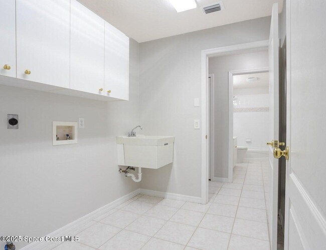 Building Photo - 621 Misty Creek Dr