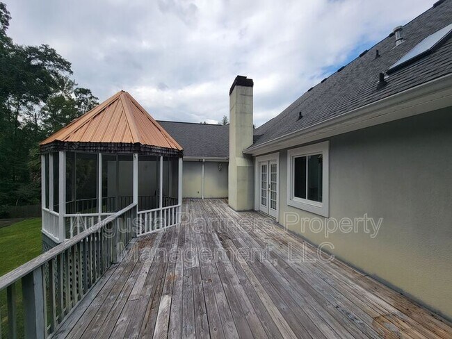 Building Photo - 650 Woodstone Way