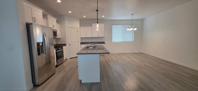Building Photo - Rockwell Townhome in American Fork - For Rent - 3 Bedroom 2.5 Bath - Pool & Clubhouse