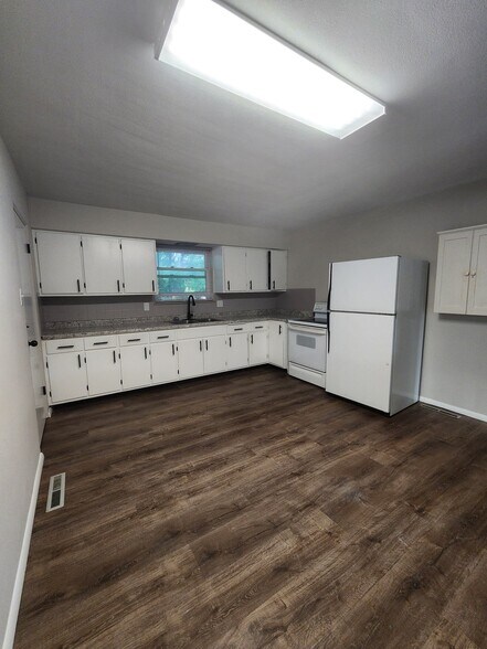 Building Photo - 922 S 74th St