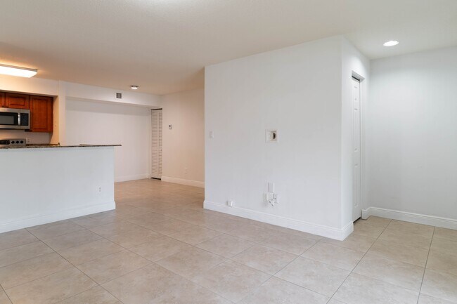 Building Photo - 875 Riverside Dr