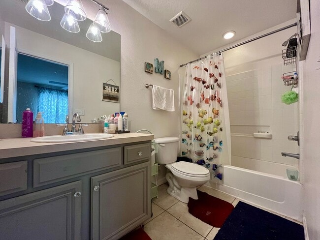 Building Photo - Beautiful Townhome