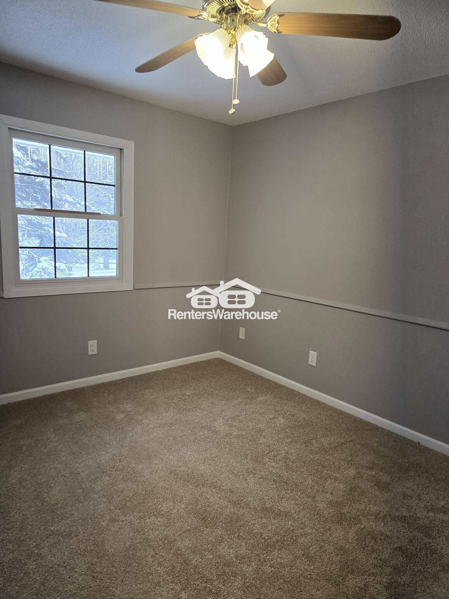 Building Photo - 5580 Shorewood Ln