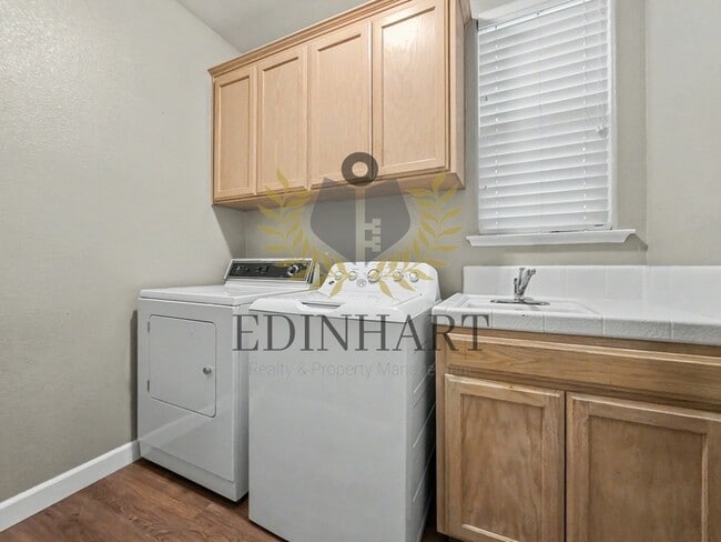 Building Photo - 818 S Apple Ave