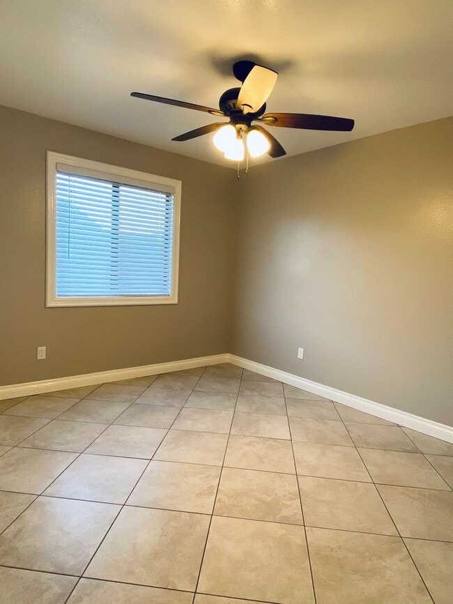 Building Photo - AVAILABLE NOW!!