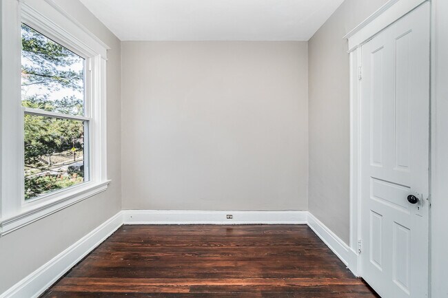 Building Photo - 2218 Scott St