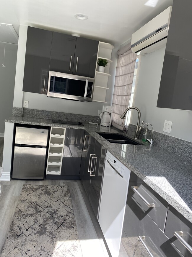 Building Photo - 337 N Vista St