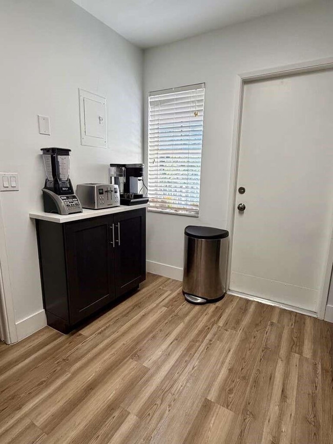 Building Photo - 2651 S Palm Aire Dr