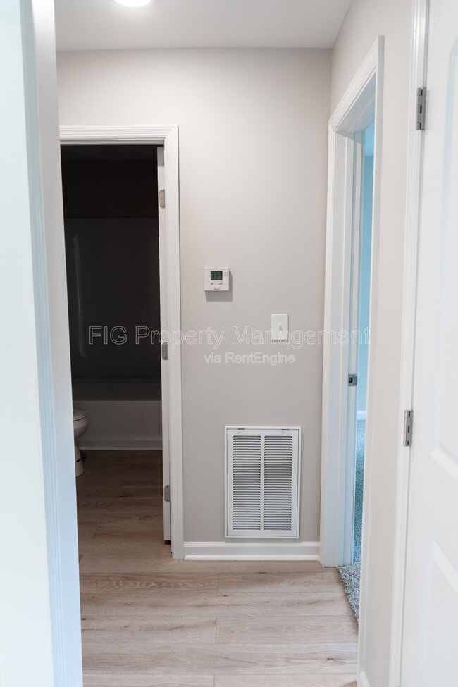 Building Photo - 614 Hillview Rd