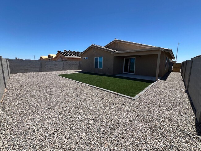 Building Photo - NEWER 4 BEDROOM HOME!