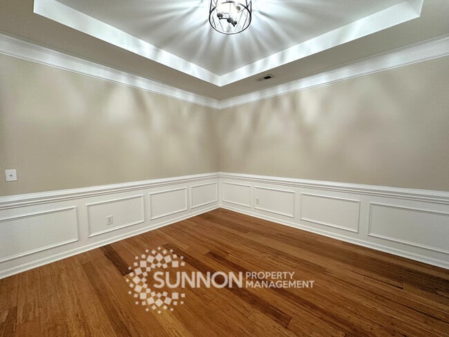 Building Photo - Charming 3-Bedroom Ranch with Sunroom & Wo...