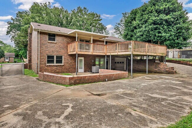 Building Photo - Wonderful 3 bed 2 bath with a modern interior