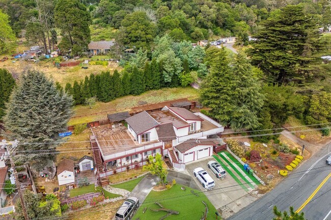 Building Photo - Sun-Filled 2BR/2BA Upper Home with Large Decks & Hardwood Floors in Aptos