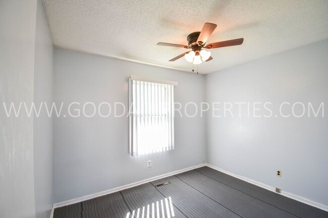 Building Photo - 2 Bedroom 1 bath duplex with unfinished basement near Merle Hay Mall