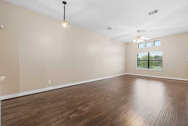 Building Photo - Gated 2BR Townhome Just Minutes from the T...