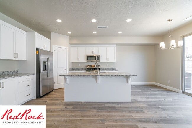 Building Photo - 4 Bedroom, 2.5 Bathroom Townhome in Hurric...