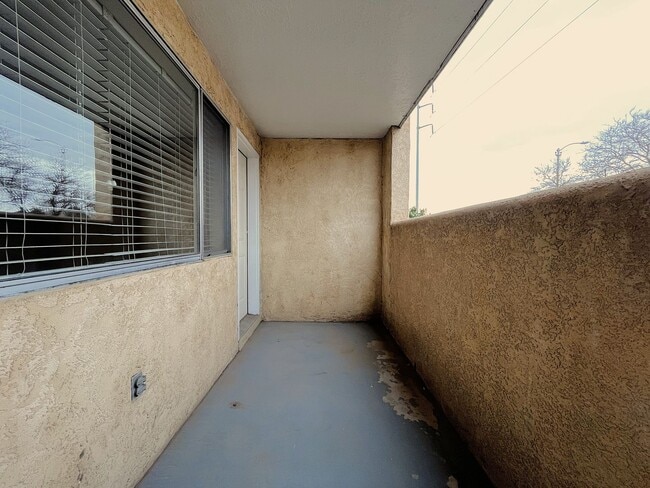 Building Photo - 1st Month Rent Free! Absolutely darling, fully remodeled, single story, updated condo in a NE Hei...