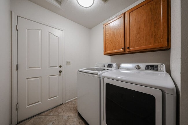 Building Photo - Welcome to this stunning 4-bedroom, 2-bath...