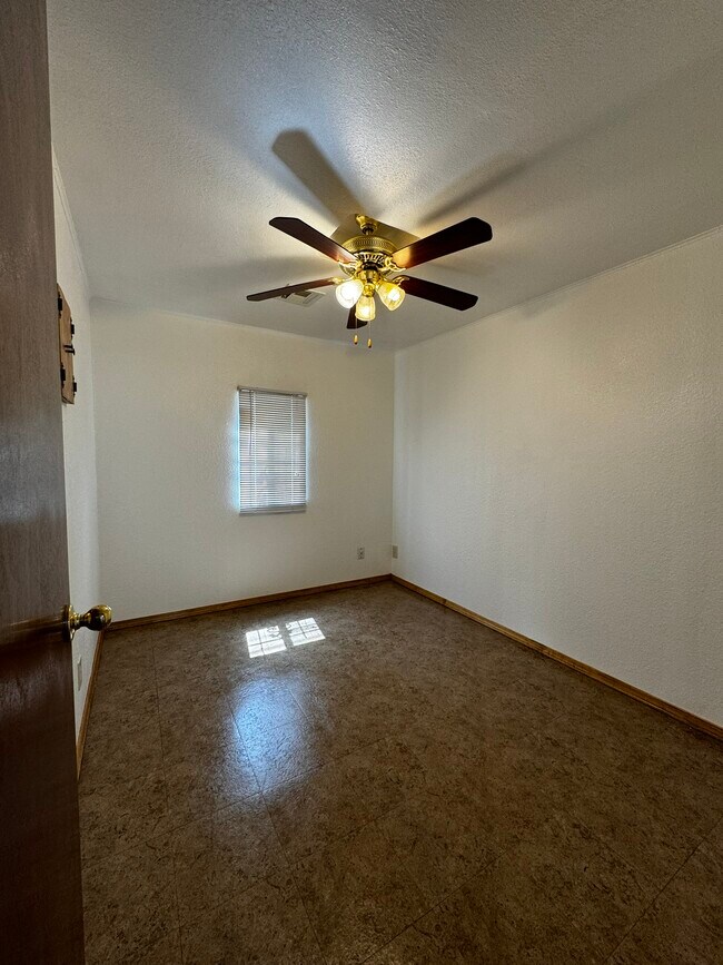 Building Photo - 908 Faye Pl NE