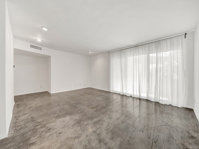 Building Photo - 7767 Hollywood Blvd