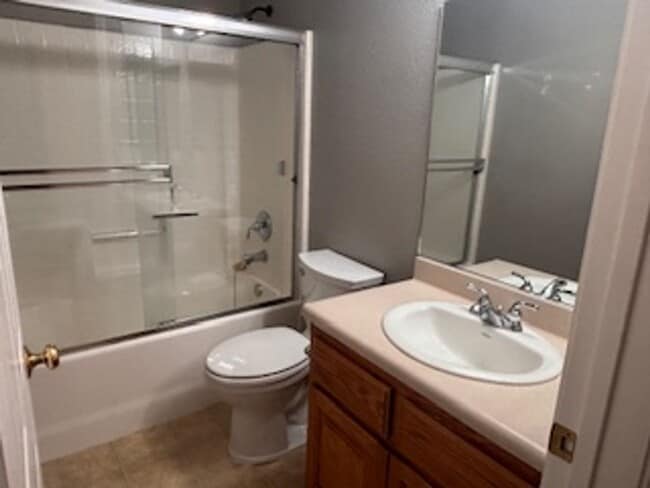 Building Photo - Corner lot in Golden Hills 3bdrm, 2 bath