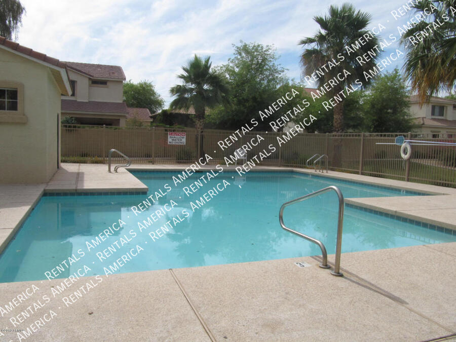 Building Photo - 323 N 76th Pl