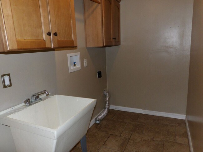 Building Photo - 4 BEDROOM JUST 5 Min to I-4 EXIT 111,  Bea...