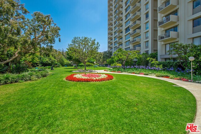 Building Photo - 2160 Century Pk E
