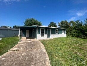 Building Photo - Affordable 3-Bedroom Home on a Spacious Co...