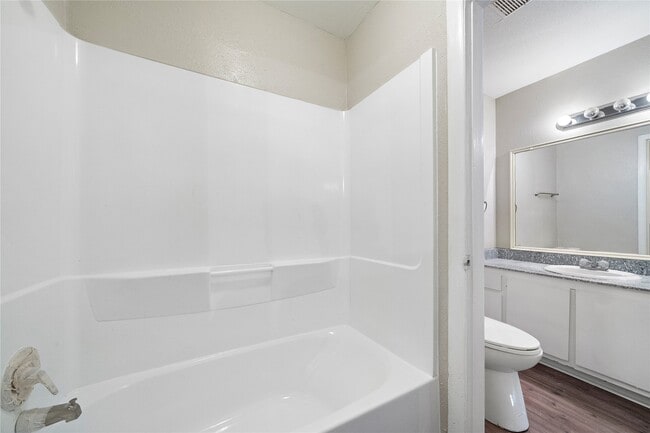 Building Photo - 2202 16th Ave N