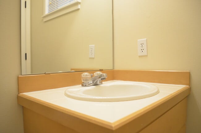 Building Photo - Klahanie 2 bedroom condo is available to m...