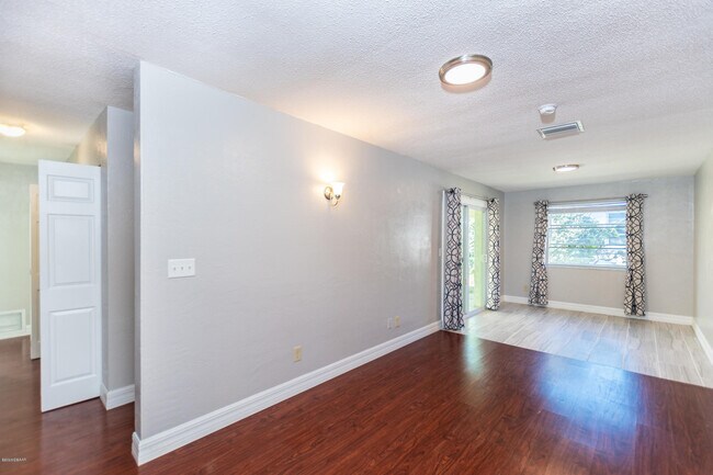 Building Photo - 136 Valencia Dr